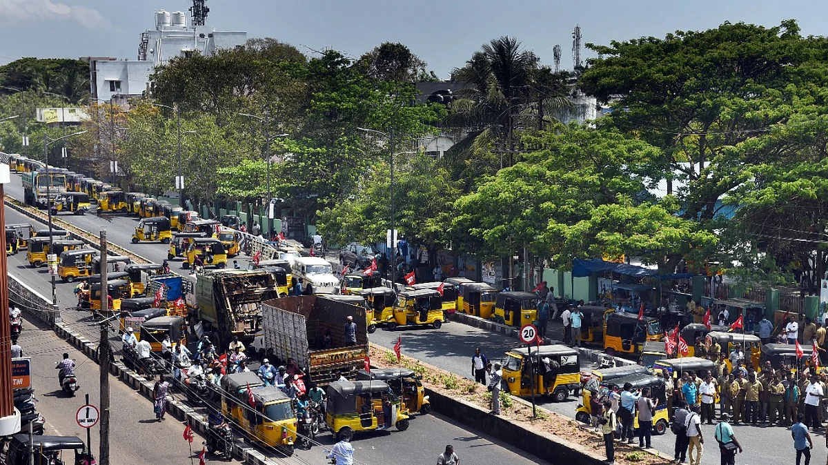 இவ்வளவா உயர்த்துவது? எதிர்த்துப் போராடிய ஆட்டோக்காரர்கள்