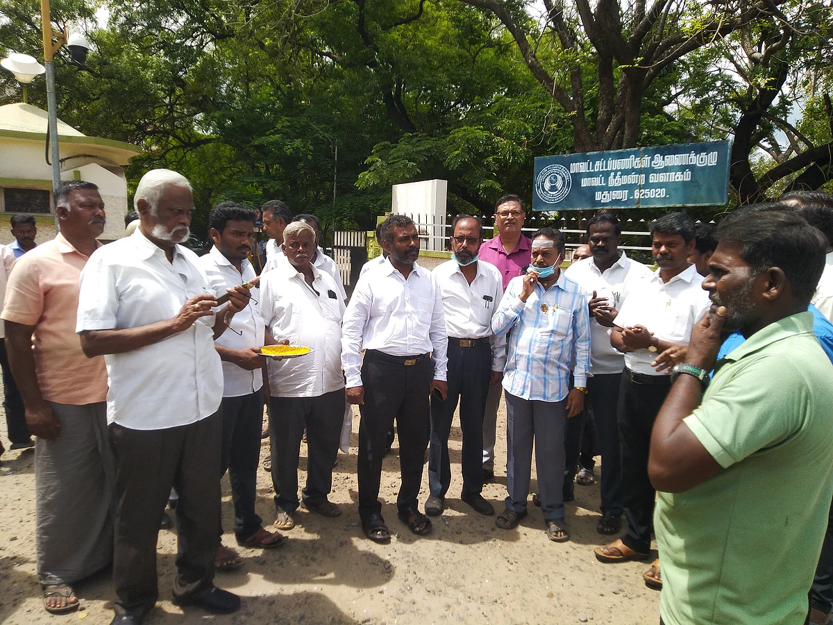 பேரறிவாளன் விடுதலை: பட்டாசு வெடித்துக் கொண்டாடிய மதுரை வழக்கறிஞர்கள்!