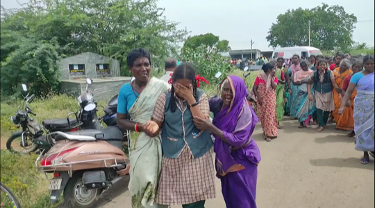விபத்தில் பறிபோன அம்மாவின் உயிர்... மரணத்தை மறைத்த தந்தை: பொதுத்தேர்வு எழுதிவிட்டு வந்த மகள்கள் கண்ணீர்