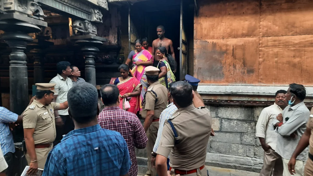 கனகசபை மீதேறி நடராஜரைத் தரிசித்து தேவாரம் பாடிய பக்தர்கள்!