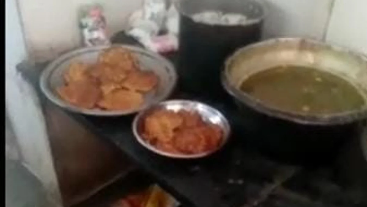 அம்மா உணவகத்தில் பூரி, வடை, ஆம்லெட் விற்பனை: கல்லா கட்டும் திமுக கவுன்சிலர்