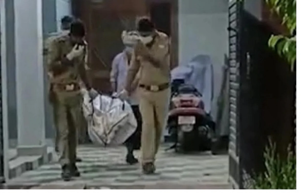 தாய் சடலத்துடன் 10 நாள் இருந்த மகள்: காட்டிக் கொடுத்த துர்நாற்றம்!