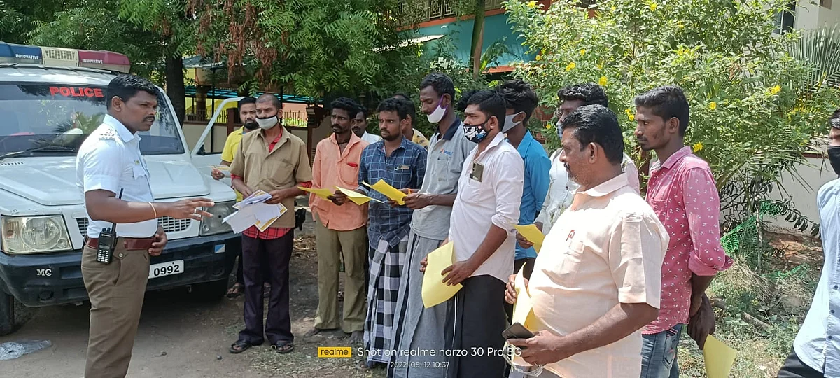`நில்லுங்க, இத வாசிச்சிட்டு போங்க'- ட்ராஃபிக் விதிமீறல்களை கட்டுப்படுத்த காவலர்களின் புதிய நடவடிக்கை!