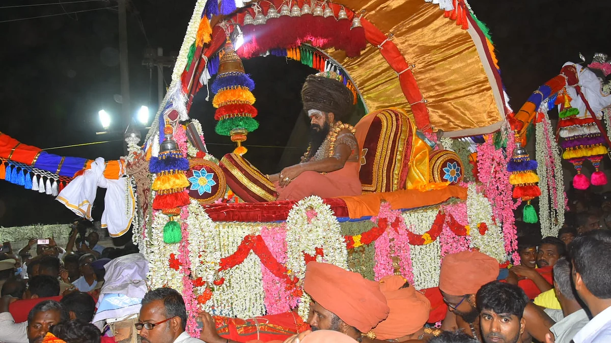 அரசியல்வாதிகள் புடைசூழ நடைபெற்றது பட்டினப் பிரவேசம்!