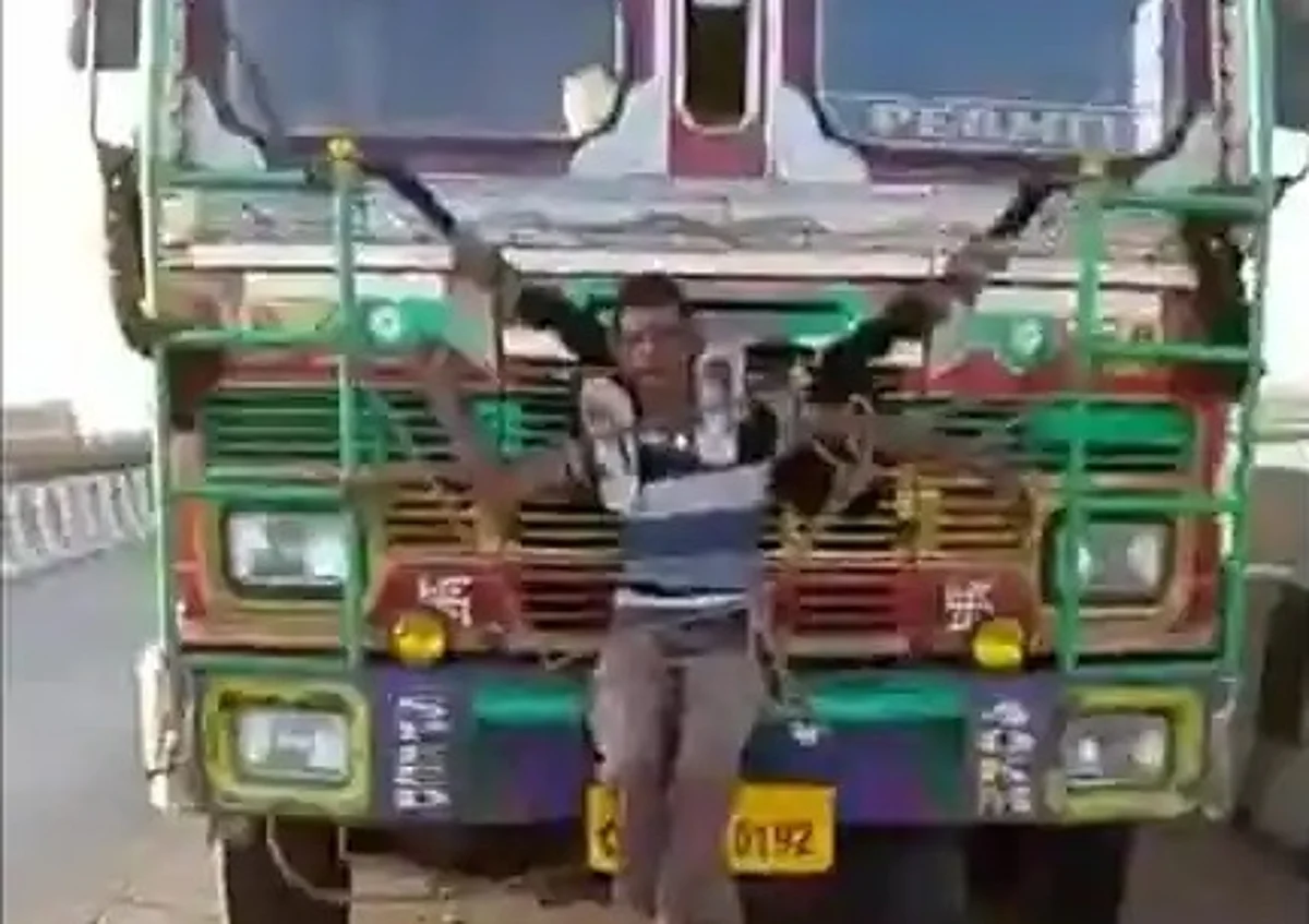லாரியின் முன்பக்கம் கட்டப்பட்ட கைகள்... அதி வேகத்தில் சென்ற வாகனம்: வாலிபருக்கு மரண பயம் காட்டிய டிரைவர்