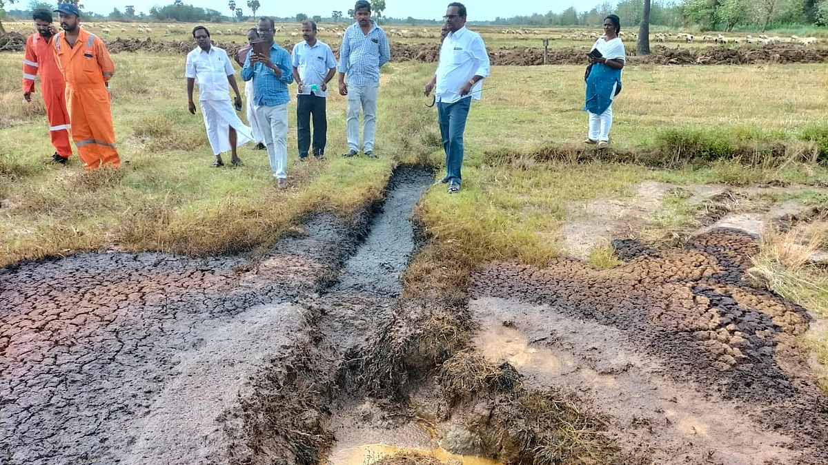 உடைந்த ஓஎன்ஜிசி குழாய்...
பரவிய எண்ணெய்: ஐந்து வருடத்துக்கு விவசாயம் இருக்காது!