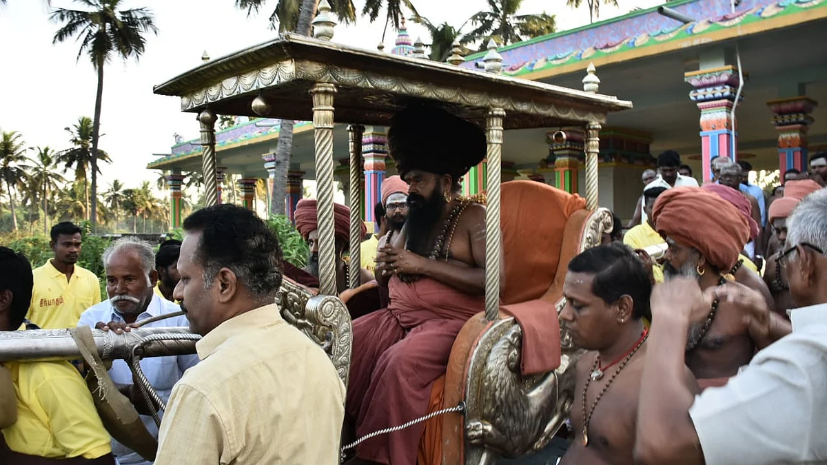 நாற்காலி பல்லக்கில் பவனி வந்த தருமபுரம் ஆதீனம்!- சுமந்து சென்ற சீடர்களே