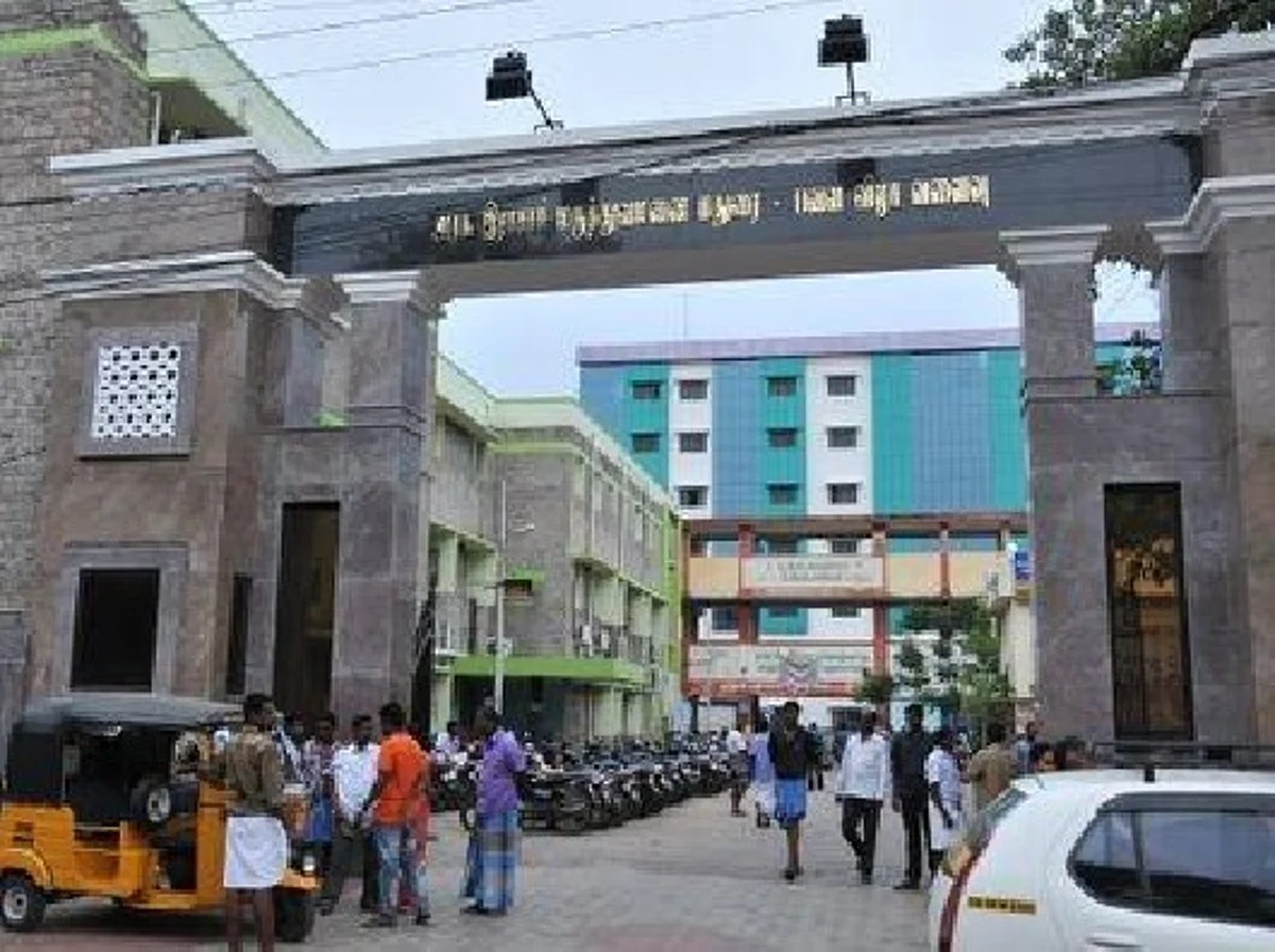 காத்திருப்போர் பட்டியலில் மதுரை மருத்துவக் கல்லூரி முதல்வர்: சம்ஸ்கிருத உறுதிமொழியால் அதிரடி