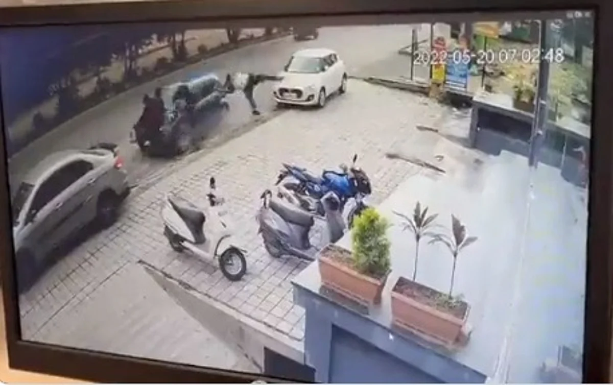 சாலையில் தூக்கி வீசப்பட்ட 4 வாலிபர்கள்... பறிபோன ஒருவரின் உயிர்: மின்னல் வேக காரால் நடந்த விபரீதம்
