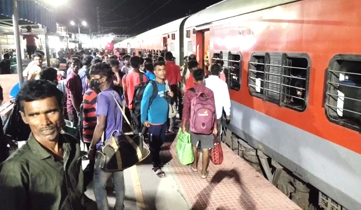 முன்பதிவு பெட்டிகளில் அரை நிர்வாண பயணம்… நள்ளிரவில் ரகளை செய்த வடமாநில இளைஞர்கள்!