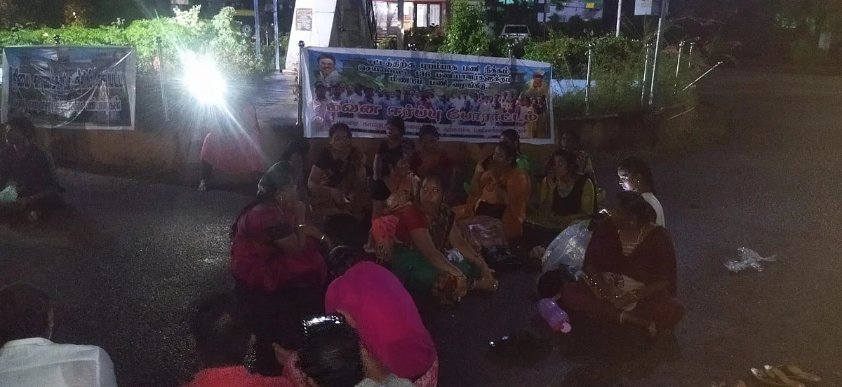 வேலை வேண்டி கொட்டும் மழையில் இரவு முழுவதும் போராட்டம் நடத்திய பெண் ஊழியர்கள்!
