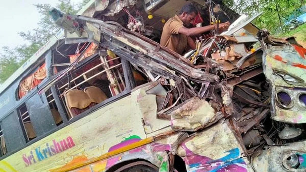 தூக்கி வீசப்பட்ட பேருந்து ஓட்டுநர்... உயிர் தப்பிய பயணிகள்: எடப்பாடியில் நடந்த பயங்கரம்