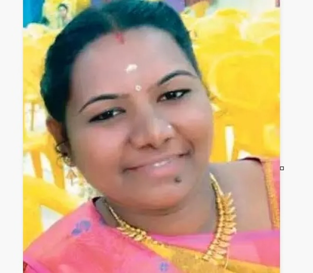 சீறிப் பாய்ந்த லாரி... தூக்கி வீசப்பட்ட பேராசிரியை: கணவர் கண்முன்னே பறிபாேன உயிர்