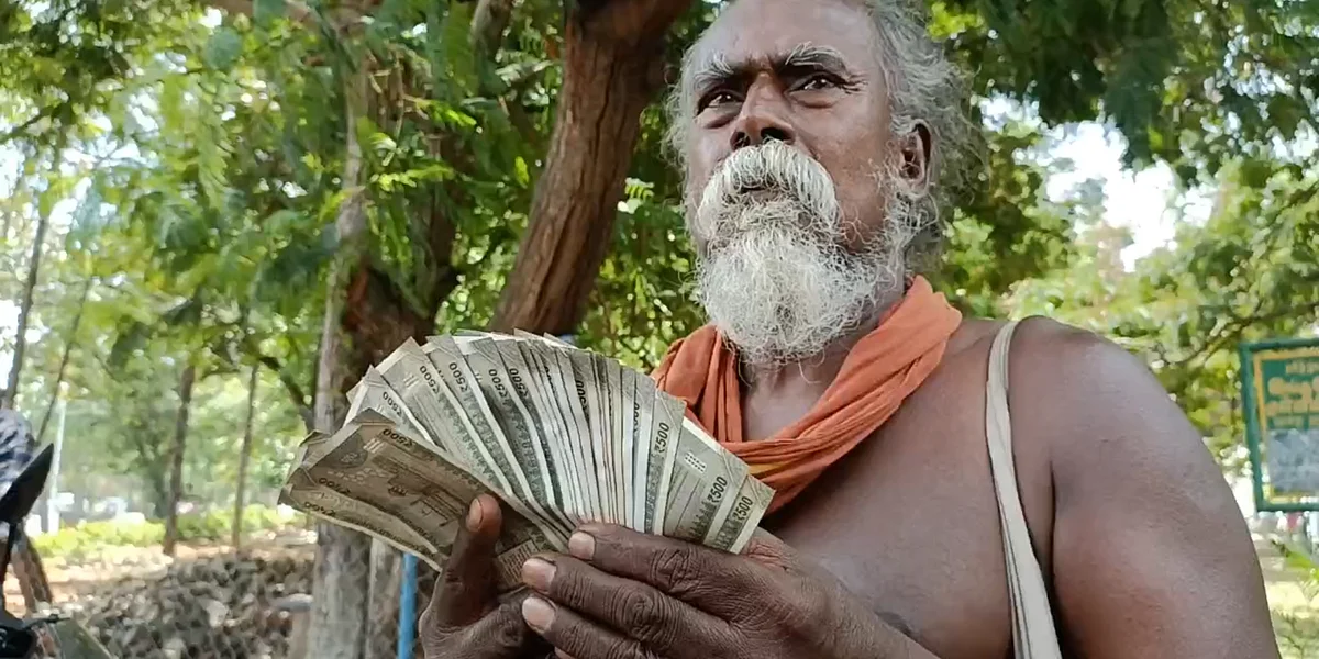 `திண்டுக்கல் மக்கள் வாரிக் கொடுக்கும் வள்ளல்'- இலங்கைக் தமிழர்களுக்காக ரூ.10,000 நிவாரணம் வழங்கிய யாசகர்!