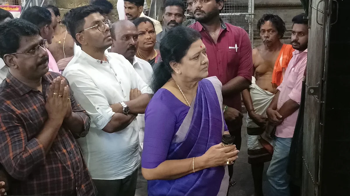 செங்கோல், முருகன் சிலை, குழந்தைக்கு ஆசி: தொடரும் சசிகலாவின் ஆன்மிக பயணம்