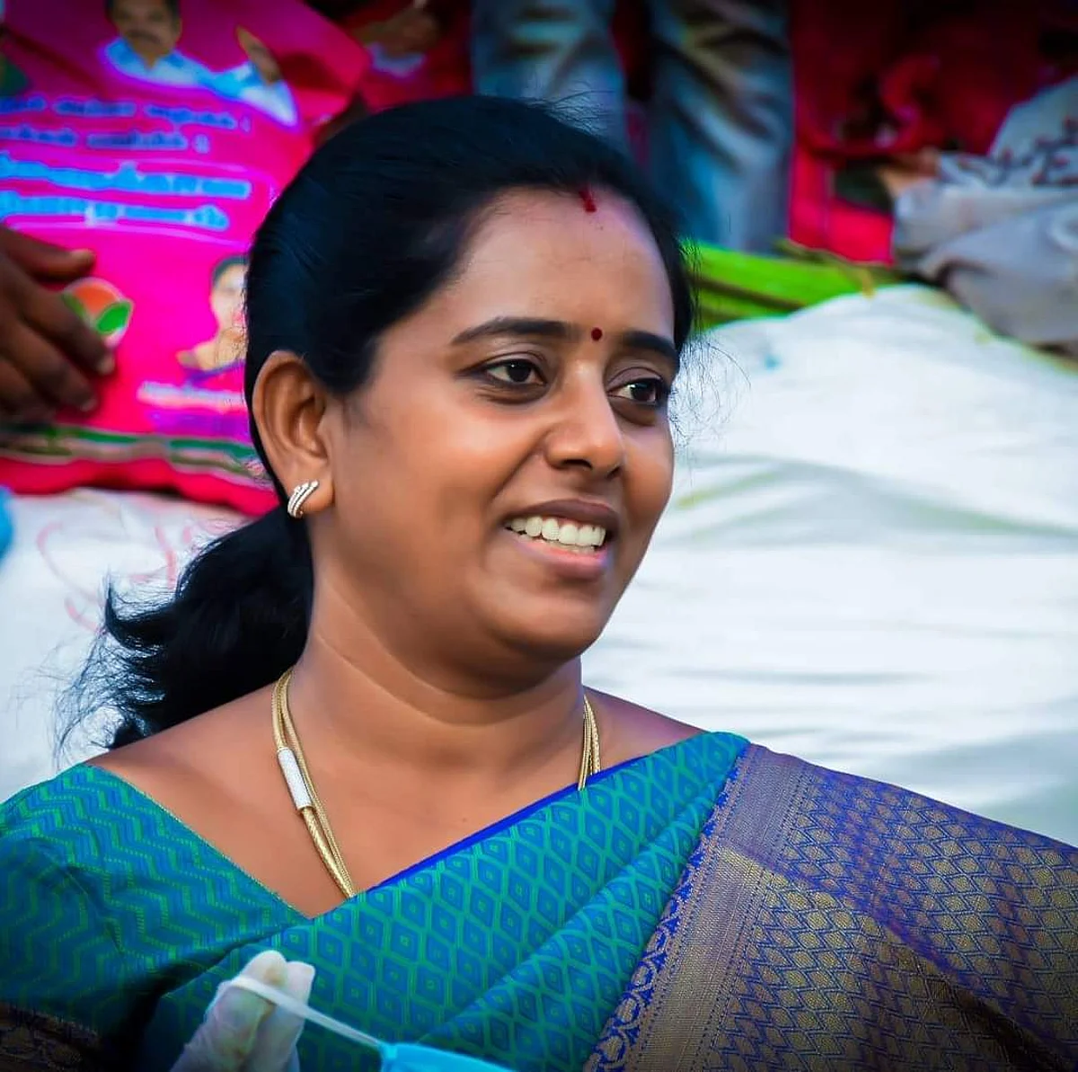 மனைவிக்கு எம்பி `சீட்'டை குறிவைக்கும் மாசெ... தடுக்கும் முன்னாள் எம்எல்ஏ: ராமநாதபுரம் அதிமுகவில் களேபரம்!