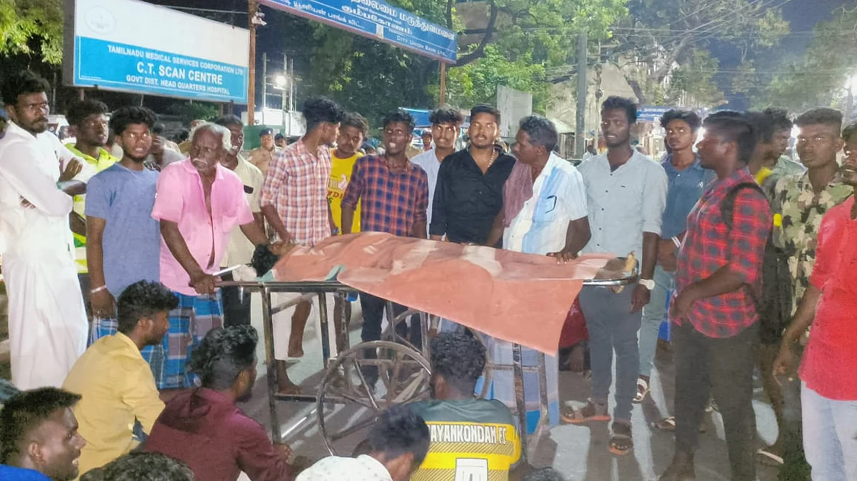 வளைவில் திரும்பிய பேருந்து... கம்பியில் சிக்கிய புத்தகப் பை: பறிபோன கல்லூரி மாணவனின் உயிர்