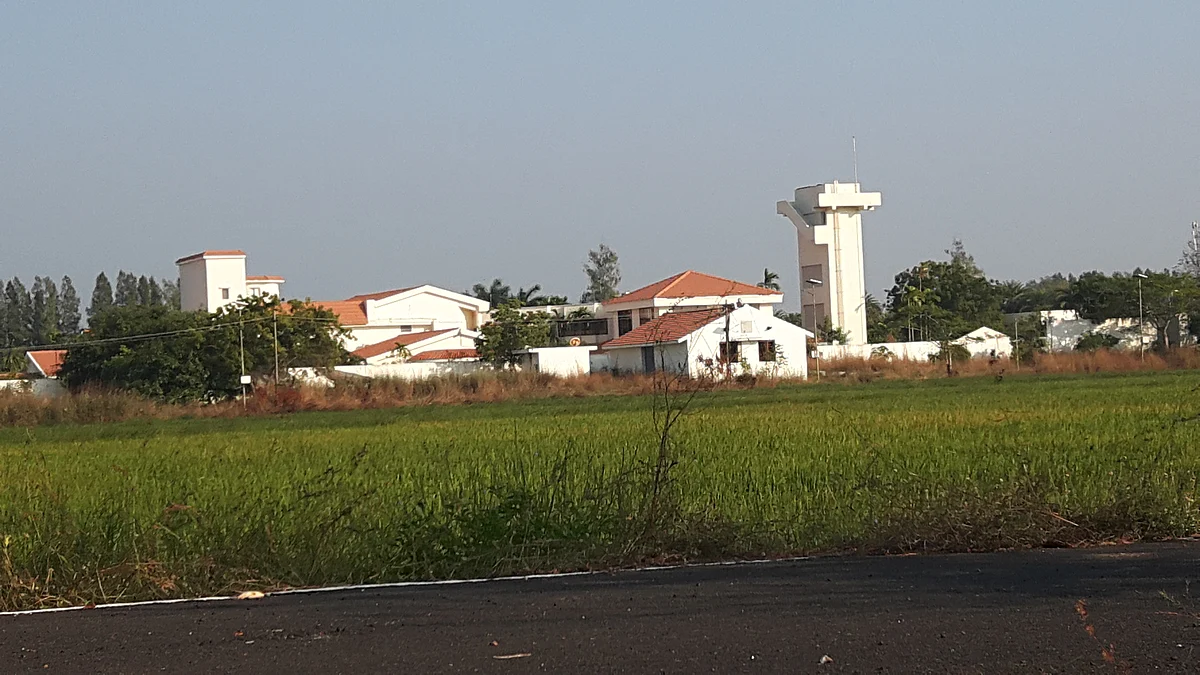 பண்ணை வீடாக மாறிய பவர் சென்டர்!