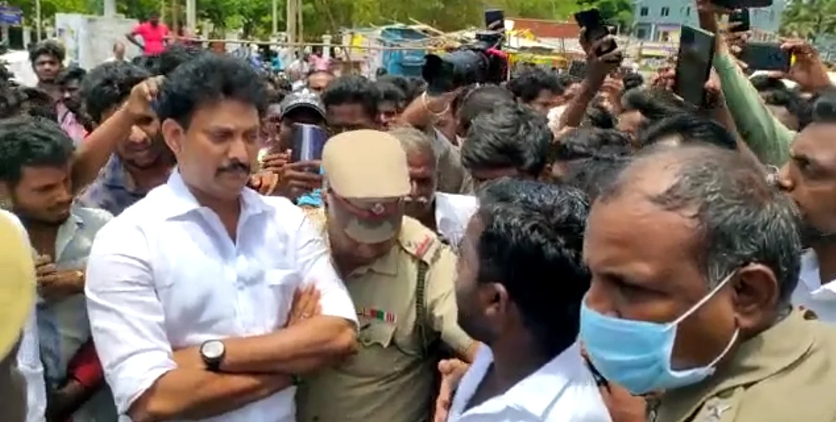 சாலை மறியலில் சிக்கிய அமைச்சரின் கார்: இன்ஸ்பெக்டர், உளவுப் பிரிவு காவலர் பணியிடை மாற்றம்!