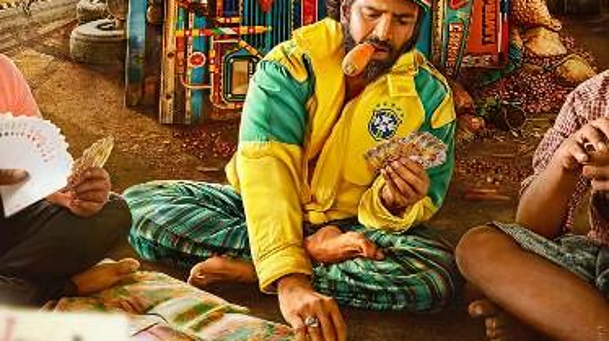 வித்தியாசமான தோற்றத்தில் சந்தானம்: 'குலு குலு' பர்ஸ்ட் லுக் வெளியீடு!