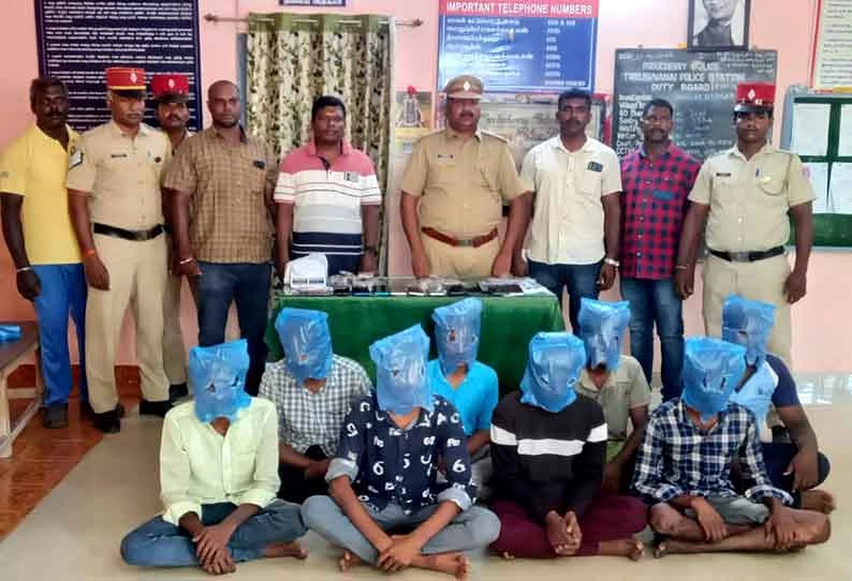 கஞ்சா விற்ற
கல்லுாரி மாணவர்களை வளைத்த போலீஸ்!