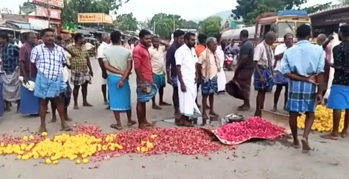 பூக்களை சாலையில் கொட்டி போராட்டத்தில் ஈடுபட்ட வியாபாரிகள்