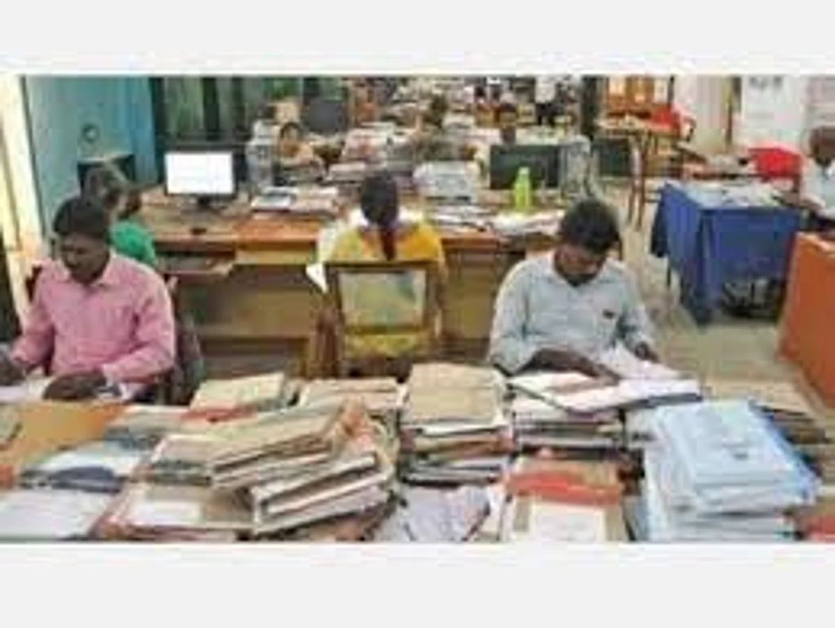 ஒரே நேரத்தில் இன்று 25,000 அரசுப் பணியாளர்கள் ஓய்வு: இதுதான் காரணமா?