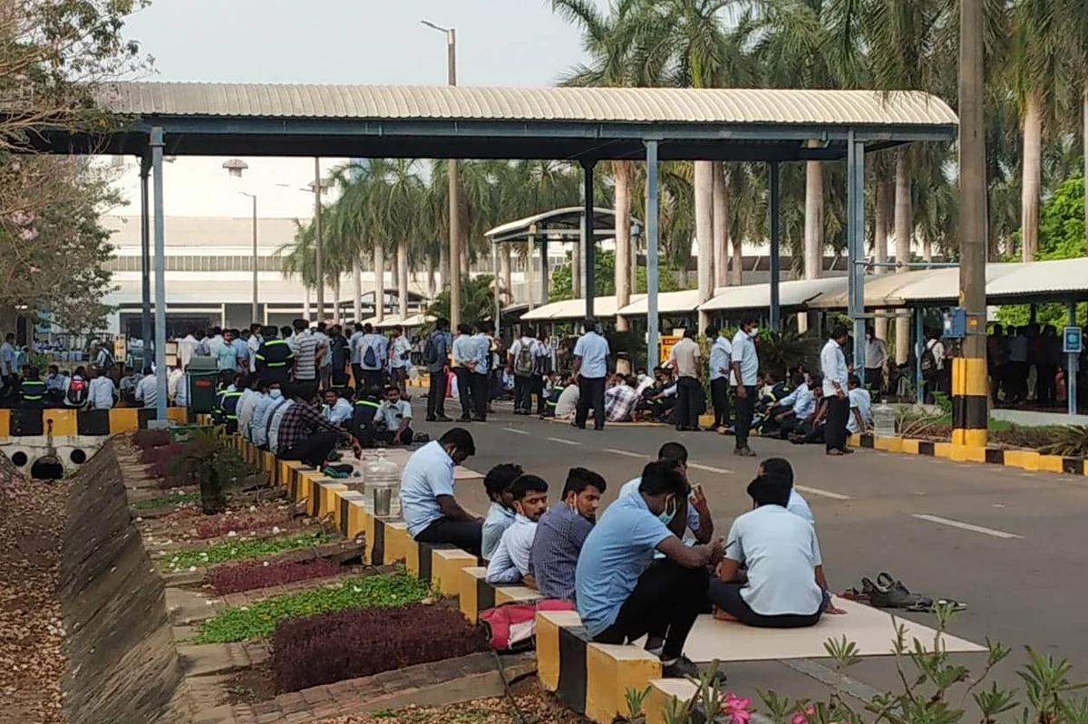 `பணம் வேண்டாம்… வேலை வேண்டும்'- போராட்டத்தில் குதித்த ஃபோர்டு ஊழியர்கள்!