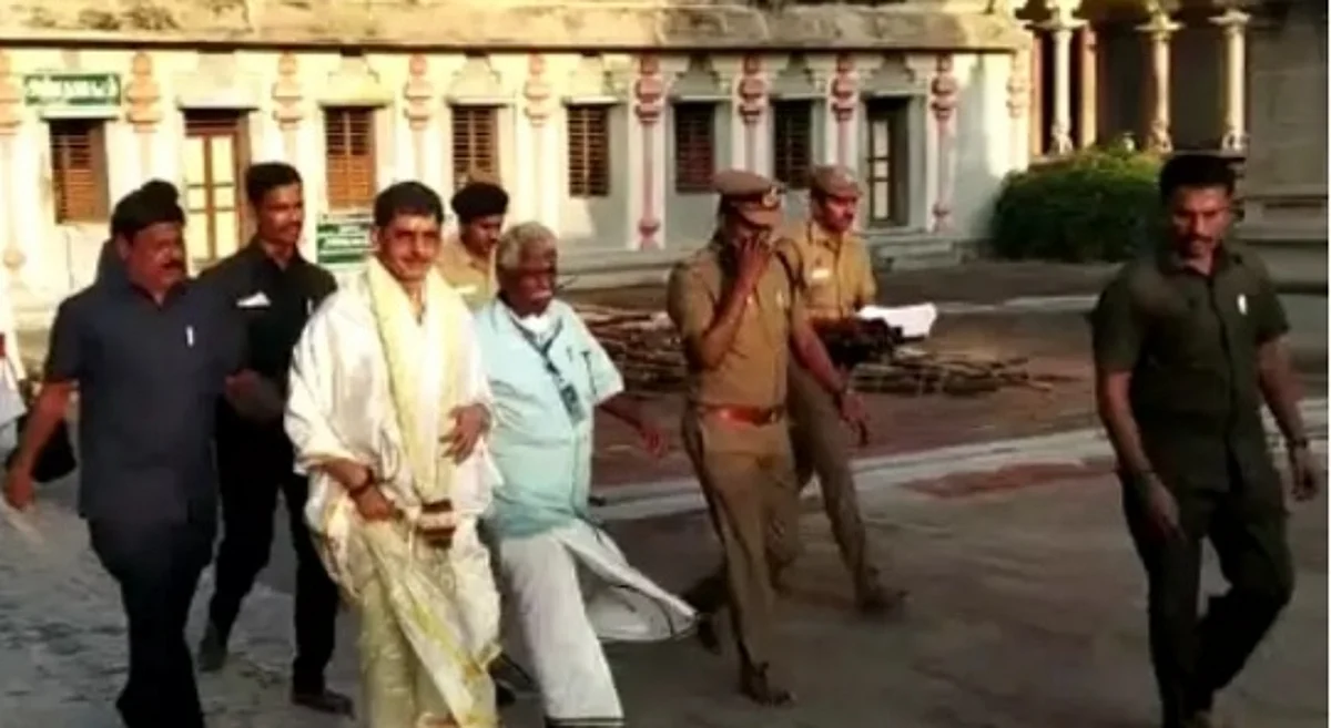 மாற்றுப்பாதையில் திருவாரூர் கோயிலுக்குள் அழைத்துச் செல்லப்பட்ட ஆளுநர்… வைரலாகும் காட்சியால் பரபரப்பு!