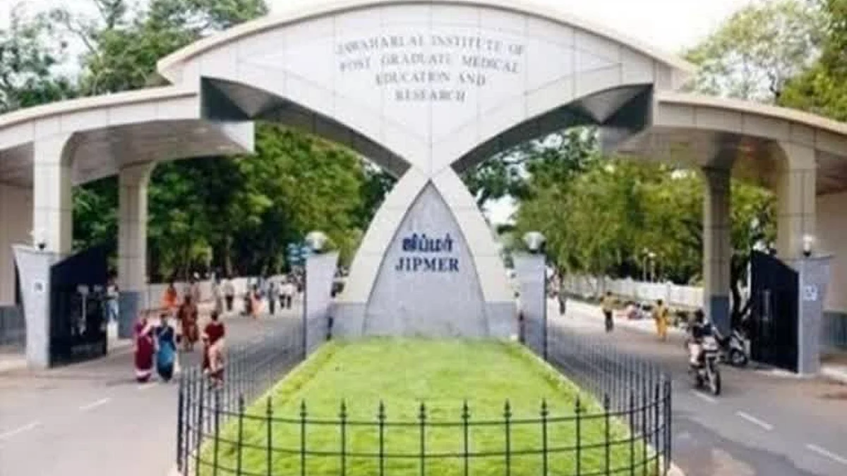 `பதிவேடுகள் தமிழில் இருப்பதே நியாயமானது'- ஜிப்மரின் இந்தித் திணிப்பு சுற்றறிக்கை எரிப்புப் போராட்டம்