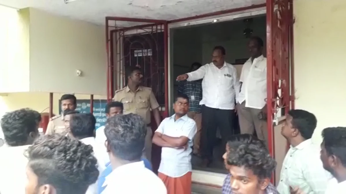 ஒப்பந்ததாரர்களை ஏலத்திற்கு அனுமதிக்காத திமுகவினர்: காவல்துறையினர் முன்பு நடந்த களேபரம்