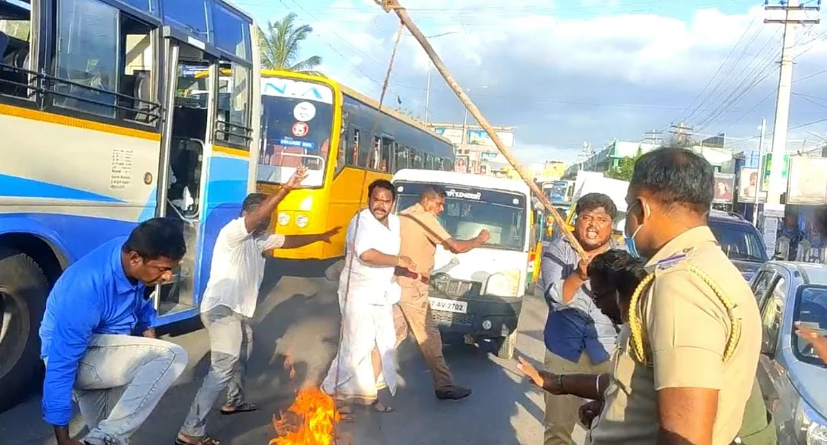 சீமான் உருவ பொம்மையை எரித்த காங்கிரஸ் கட்சியினர்: ராஜீவ் காந்தி குறித்த பேச்சிற்கு பதிலடி!