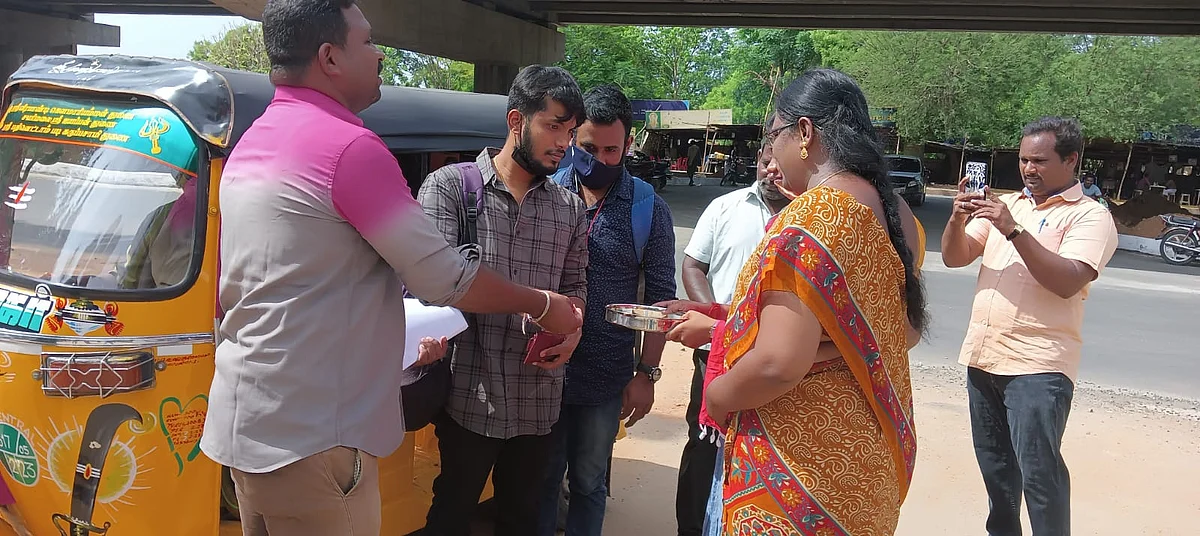 பிச்சை எடுக்கும் போராட்டத்தில் ஈடுபட்ட ஊழியர்கள்