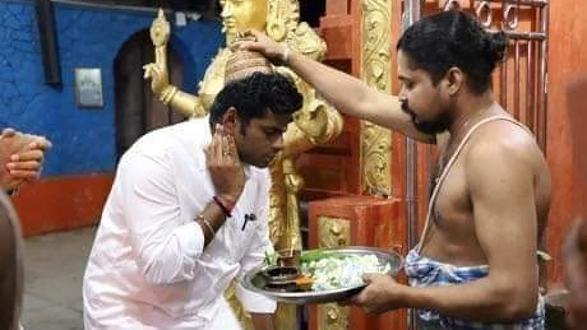 அசோகவனத்தில் சீதா தேவி கோயிலில் வழிபடும் அண்ணாமலை
