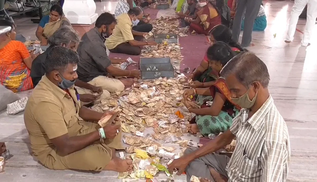 ரப்பர்பேண்ட் வைத்து நகையைத் திருடிய கில்லாடிப் பெண்: உண்டியல் எண்ணுமிடத்தில் நூதனத் திருட்டு!