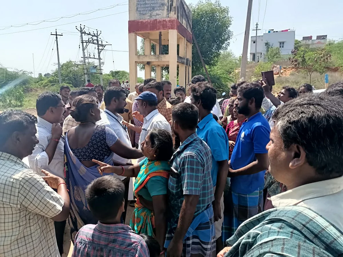 `முதலில் கழிவறையைத் திறங்க, அப்புறம் சுகாதார மையத்தை திறக்கலாம்'- மேயரின் காரை முற்றுகையிட்ட பொதுமக்கள்!