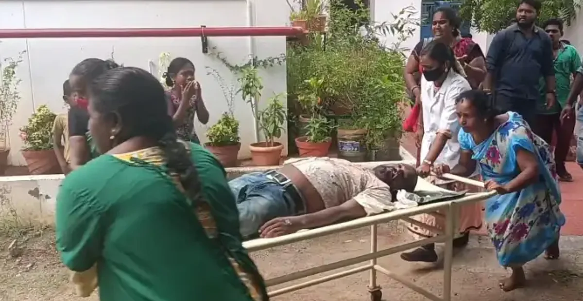 விபத்தில் அடிபட்டு துடிதுடித்த நபர்... மருத்துவமனைக்கு கைகளால் தூக்கிச் சென்று காப்பாற்றிய வாலிபர்