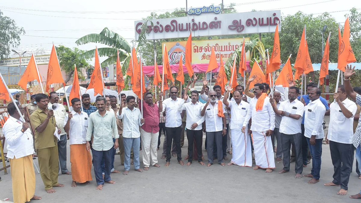 கோயிலுக்குள் செருப்பணிந்து சென்ற திமுகவினர்: வேலூரில் நடந்த போராட்டம்