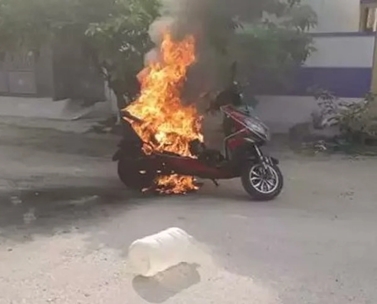 மின்சார வாகனம் தீப்பிடித்து எரிவது ஏன்?- நிதி ஆயோக் உறுப்பினர் அதிர்ச்சி தகவல்