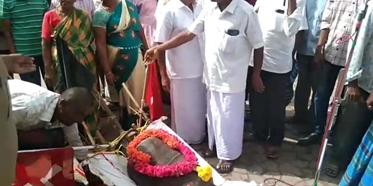 பாடை கட்டி கியாஸ் சிலிண்டரை தூக்கிச் சென்ற கட்சியினர்: மதுரையில் நடந்த நூதனப் போராட்டம்