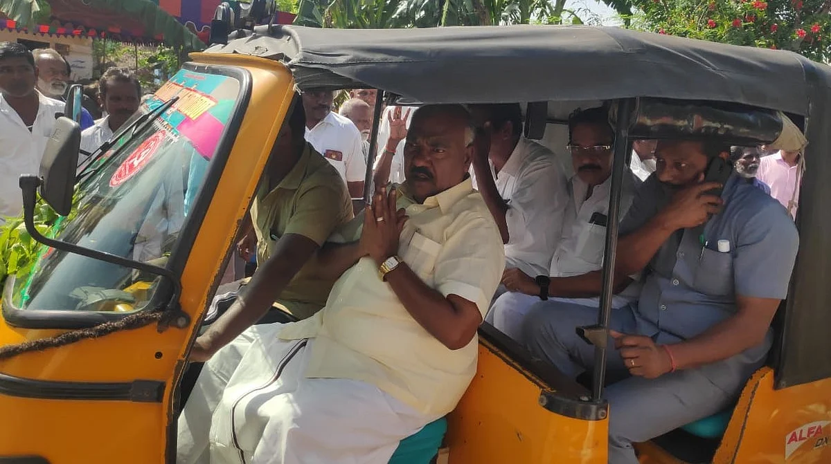 ஆட்டோவில் டிரைவர் அருகே அமர்ந்து பயணித்த அமைச்சர் மஸ்தான்