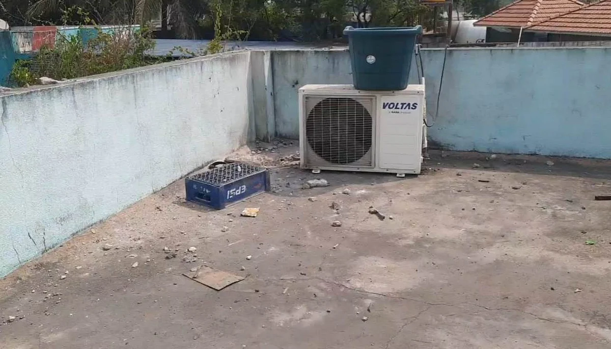 அதிகாலையில் வெடித்து சிதறிய ஏ.சி, செல்போன்: உயிருக்கு போராடும் இளைஞர்