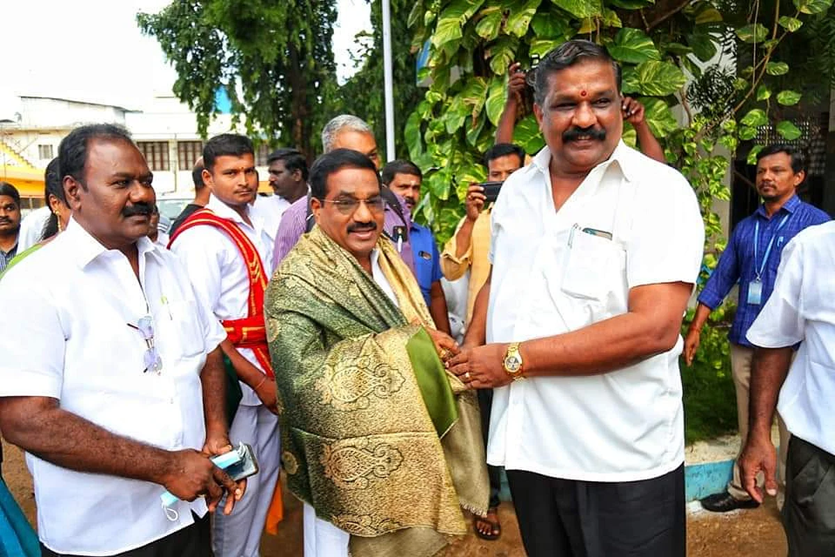 திமுக பொறுப்பாளரை பொன்னாடை போர்த்தி வரவேற்ற அதிமுக மாவட்ட செயலாளர்!