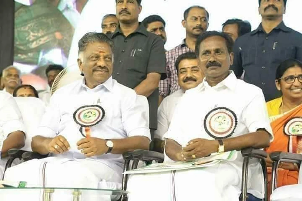 ஓபிஎஸ்சுடன் தர்மர்...