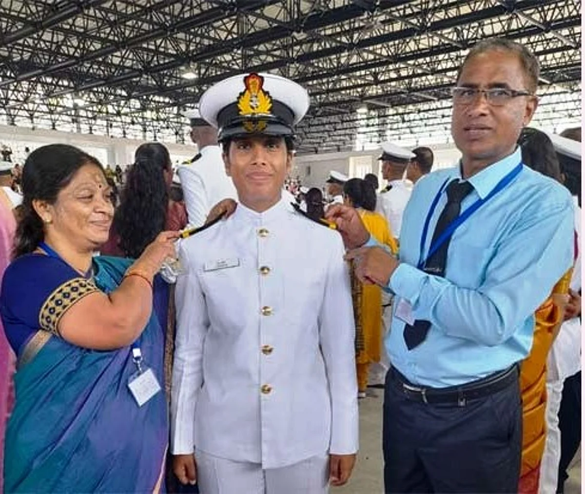 தந்தைதான் ரோல் மாடல்: கப்பல்படை அதிகாரியானார் நீலகிரியை சேர்ந்த படகரின பெண்