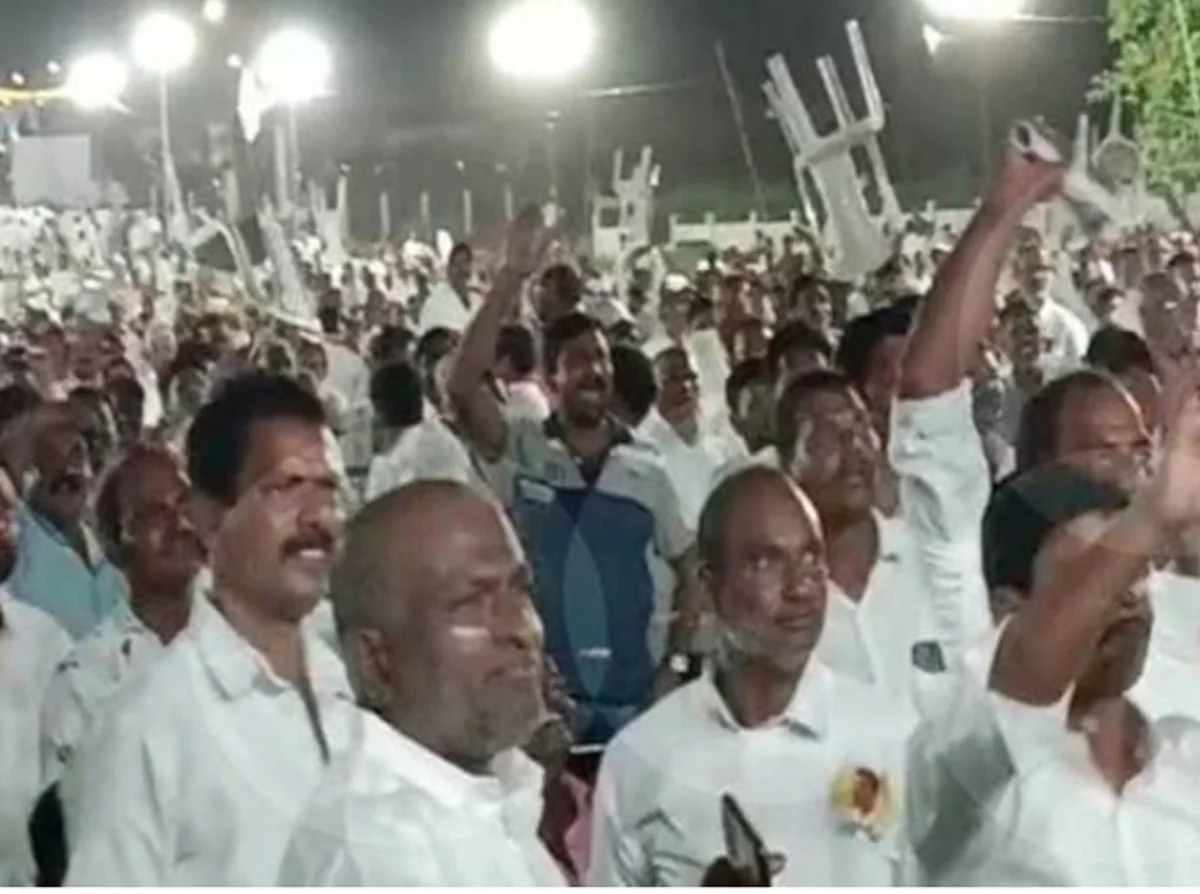 துரத்தி துரத்தி அடிக்கப்பட்ட அமைச்சர்: முதல்வரைப் பாராட்டிப் பேசியதால் தொண்டர்கள் ஆத்திரம்!