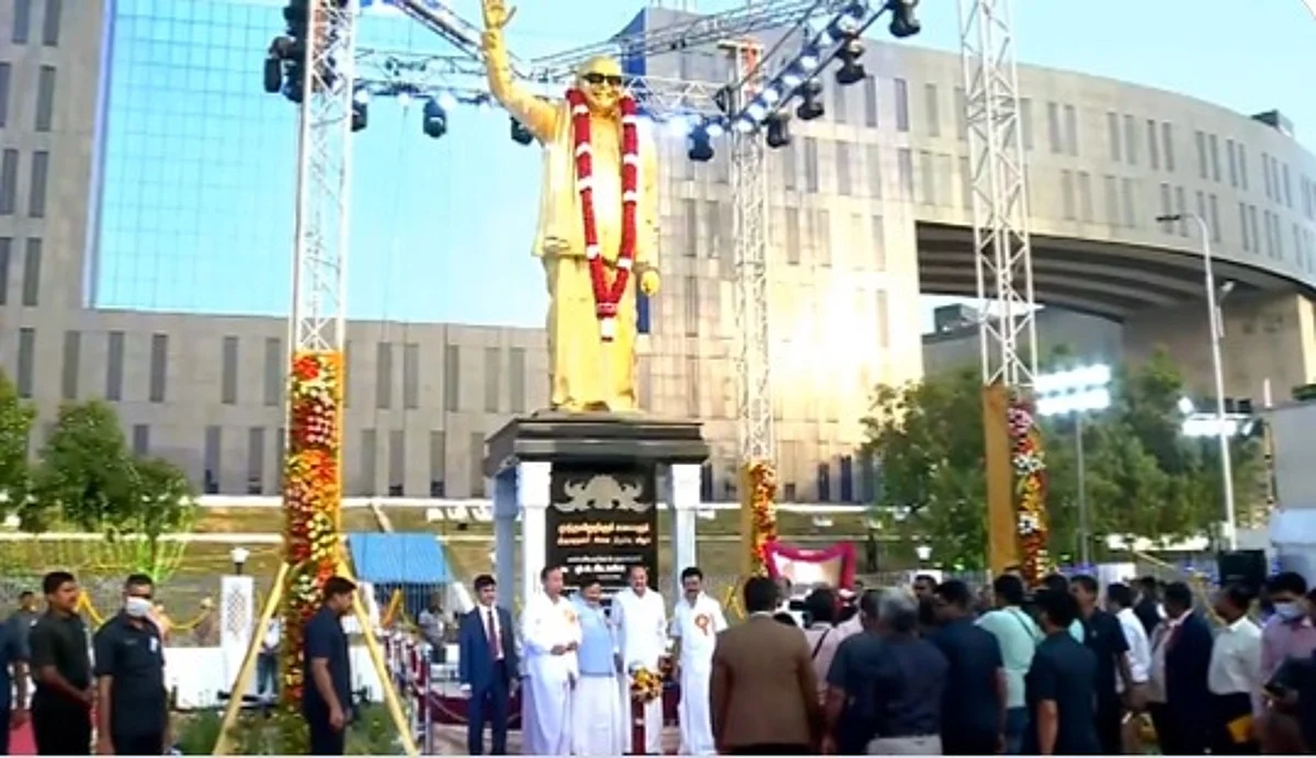 ஓமந்தூரார் தோட்டத்தில் கருணாநிதியின் பிரம்மாண்ட சிலையைத் திறந்து வைத்தார் வெங்கய்யா நாயுடு!