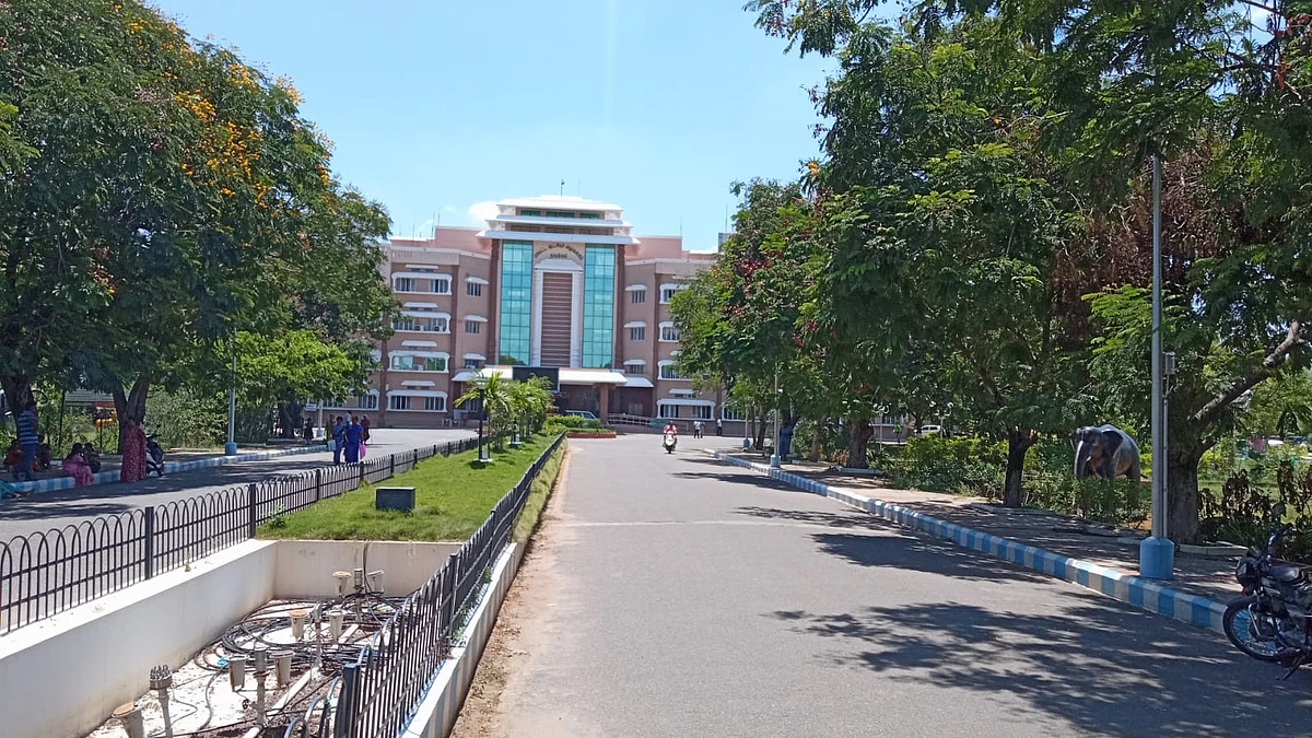 மனுக்களை வாங்கிக் கொண்டிருந்த அரசு ஊழியர் திடீர் மரணம்: குறைதீர் கூட்டத்தில் நடந்த சோகம்