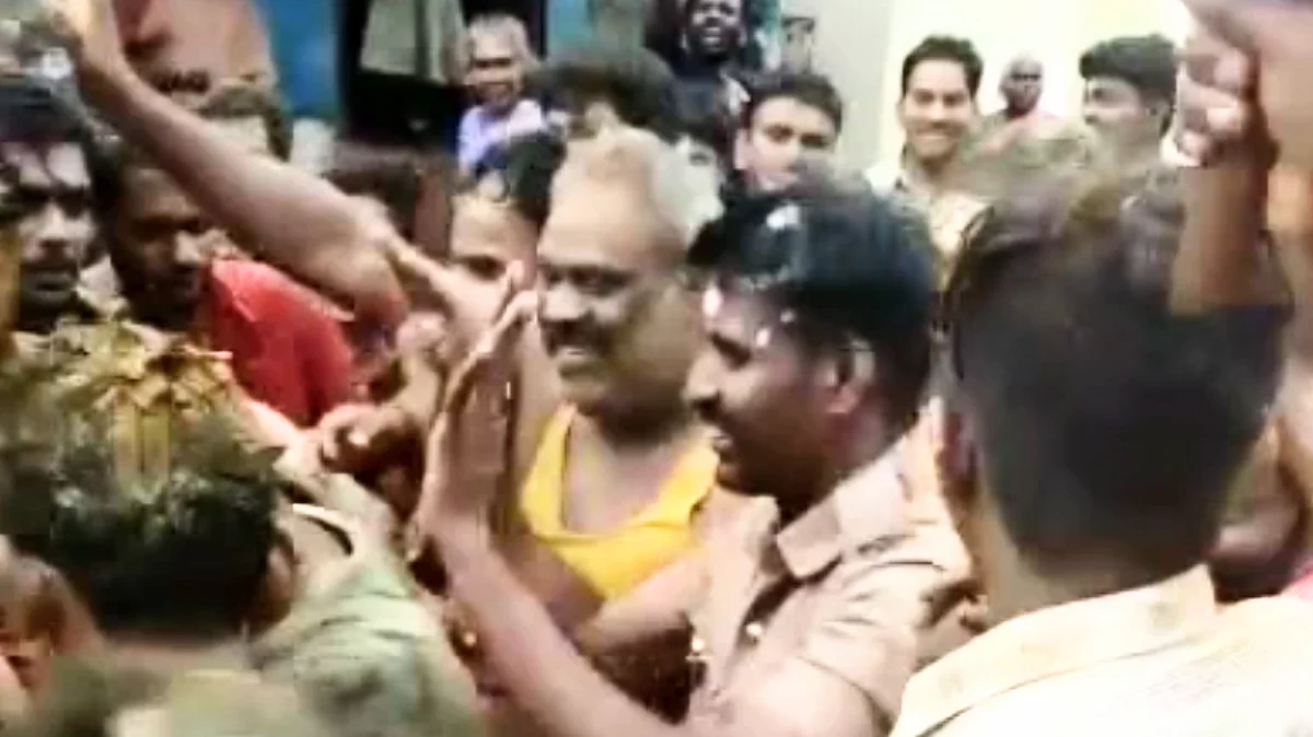 காவலர் உடையில் கோயில் திருவிழாவில் நடனம் ஆடிய நடிகர் சூரி!
