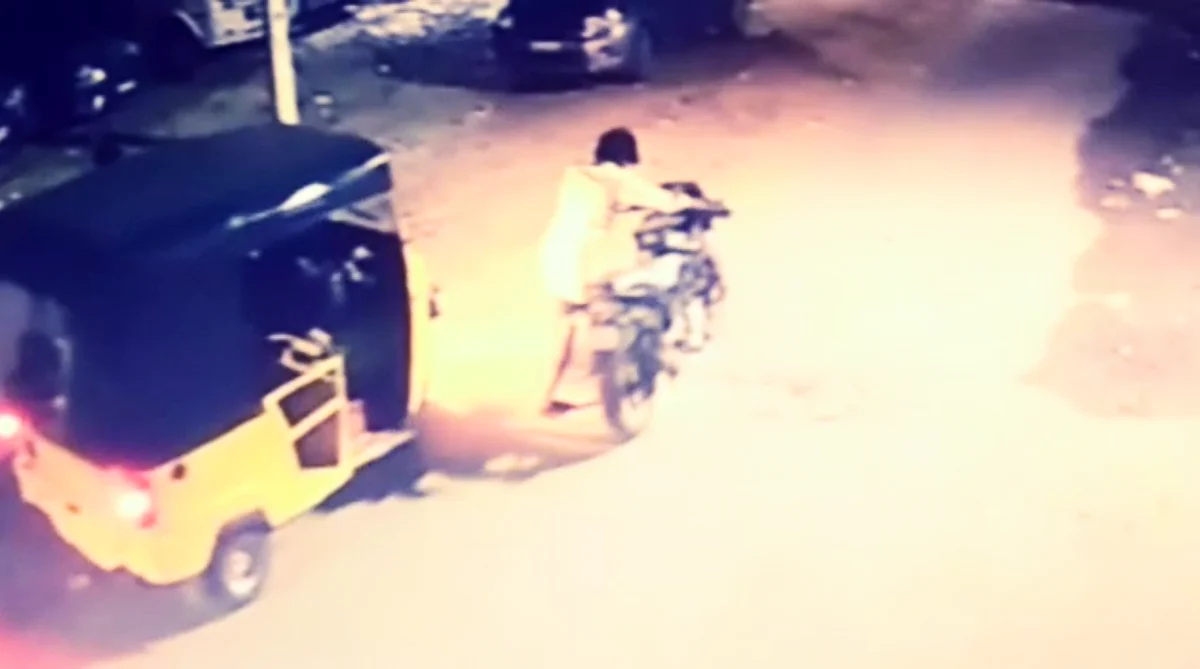 பைக் திருடப்படும் சிசிடிவி காட்சி